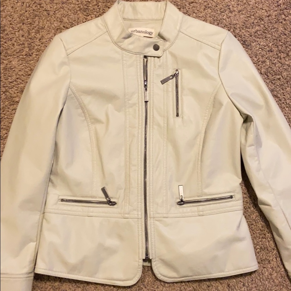 🔟 White Leather Jacket